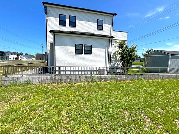 横からの景観。前面道路6.33ｍあります。先は行き止まりとなっているため、住民の人以外はほとんど入ってこないエリアです
