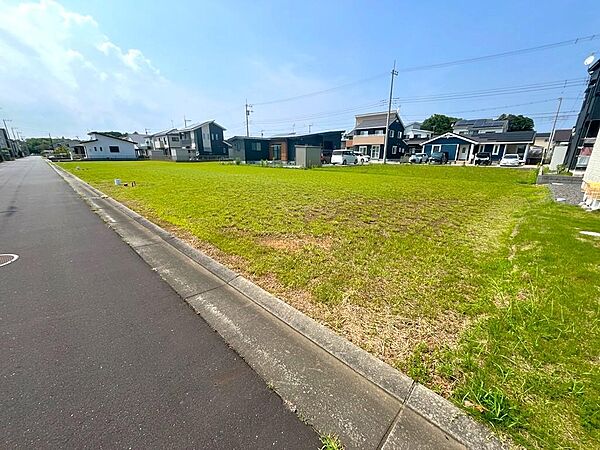 宅地内に電気、ガス、上下水道、雨水排水管などのライフラインがすでに引込み整備されています