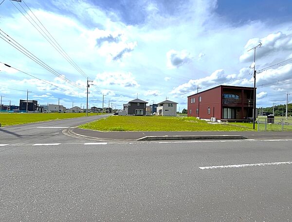 歩道2.5ｍ＋車道7ｍ＋歩道2.5ｍのメイン通り。メイン通りは店舗併用住宅も建築可能です