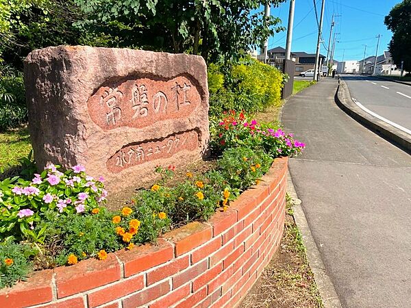 エントランスを抜ければ洗練された家々が立ち並ぶ分譲地です