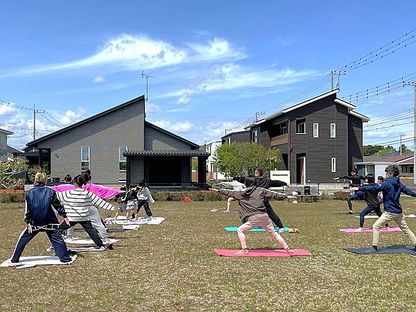 ヨガも楽しめる大きな公園があります。分譲地内には計7ヶ所の公園を完備しています