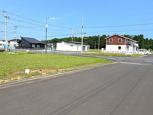 奥は緑地で行き止まりになっています。不審者がいると目立つので知らない人は入ってこないエリアです