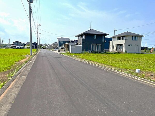 前面道路は6.33ｍです。敷地と道路の間に段差がほとんどないので車庫入れも安心してできます