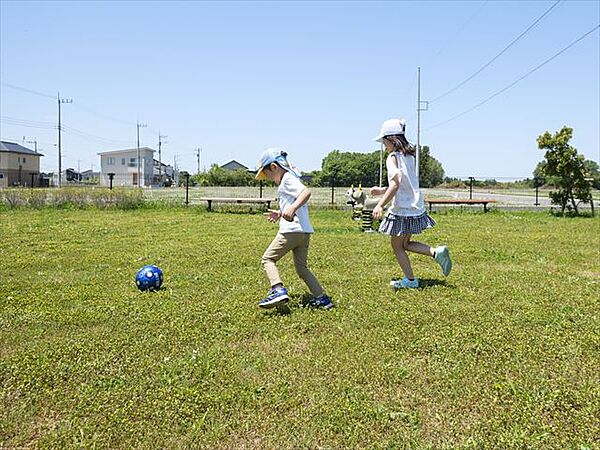 子ども達が走りまわれる広い公園があります。分譲地内には計7ヶ所に公園を完備