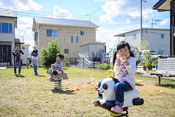 ホッピング、ブランコ、滑り台など遊具のある公園もあります