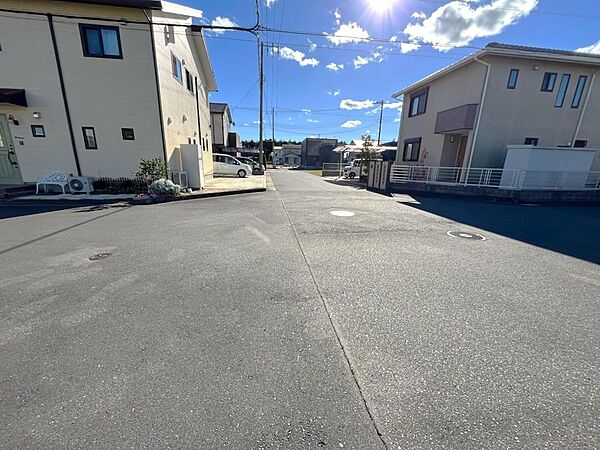 前面道路は6.33ｍあります。駐車の苦手な方もこれくらいの広さがあれば楽々です