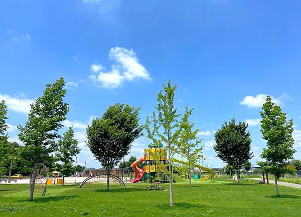 お子様が喜ぶ遊具なども沢山あり、駐車場や駐輪場完備の笠間中央公園