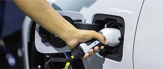 EV車充電アダプター：EV車をお家で充電できるアダプターです。太陽光発電の余剰電力を電気自動車に回すことによって実質０円で車が走ります。