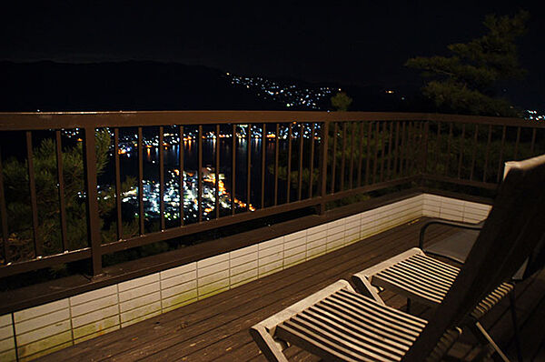 2階のウッドデッキからの夜景