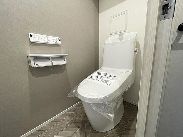 縦型トイレはお掃除などお手入れがしやすく常に清潔に保ちやすいですよ♪