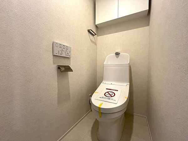 縦型トイレはお掃除などお手入れがしやすく常に清潔に保ちやすいですよ♪