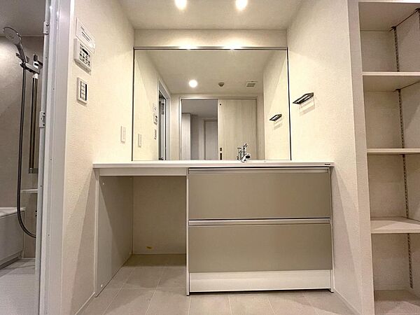 この大きな鏡のおかげで、空間に奥行きが出てすごくオシャレですよ♪開放感もあります☆