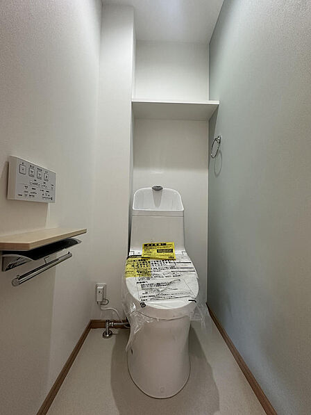 縦型トイレはお掃除などお手入れがしやすく常に清潔に保ちやすいですよ♪