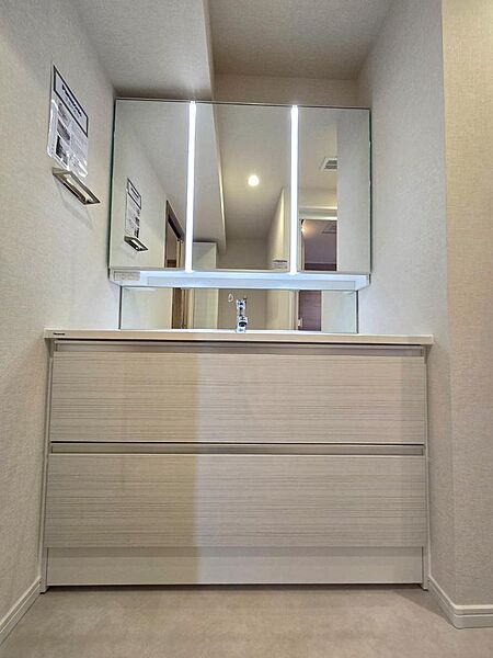 手鏡を使わずにヘアセットやメイクが完結するため、忙しい朝の準備がスムーズになりますよ♪