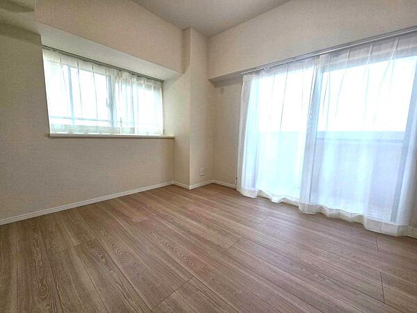 白を基調とした、明るくて清潔感のあるお部屋ですね♪