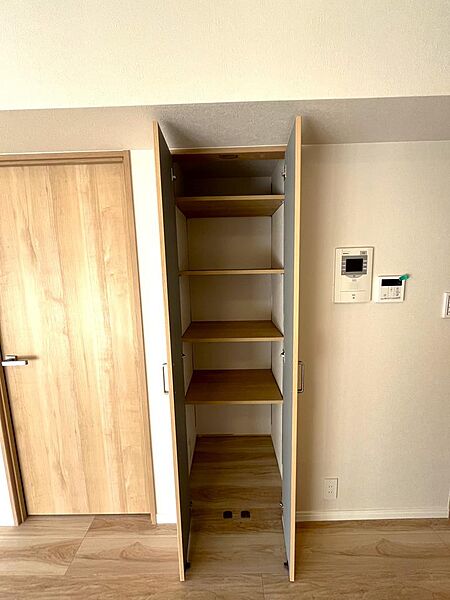 仕切りがある収納なのできれいに整理できます☆