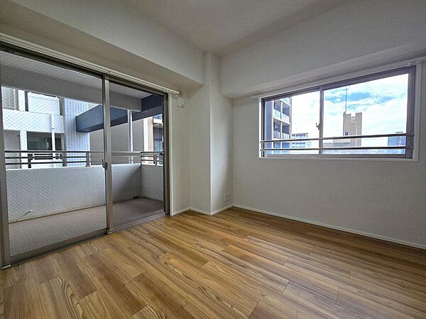 落ち着いた色合いで、居心地が良さそうなお部屋です☆窓付きで換気ができ、匂いや湿気がこもりにくいので便利ですよ♪