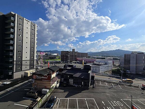 南西向きにつき陽当たり良好なので洗濯物がよく乾きそうです☆