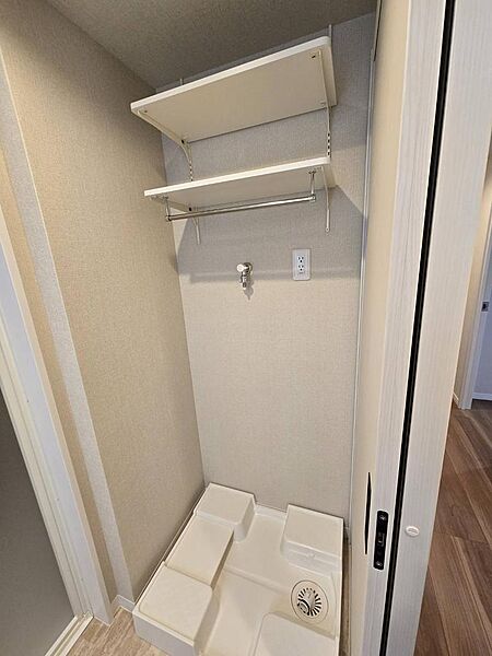 洗面台横にランドリーコーナーもゆったり。ドラム式も置ける余裕◎