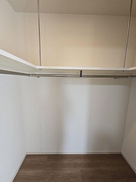凄く大きなウォークインクローゼット♪収納が大きいのでお部屋を広く使えます☆