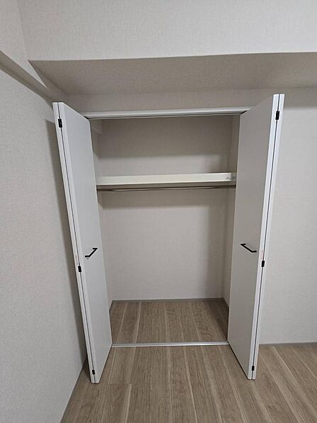 全居室に収納付き、共用スペース収納もあり、すっきり片づけて広く使えます☆