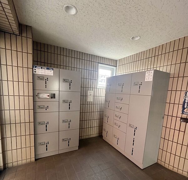 とても嬉しい宅配ボックス付き！不在時にも荷物を受け取れるので便利ですよ♪