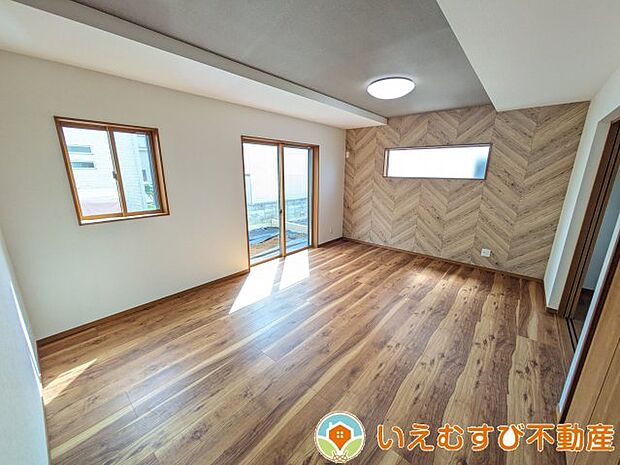 15.7畳の広々リビング上部は折上天井で開放感たっぷり。温もり溢れる寛ぎ空間　