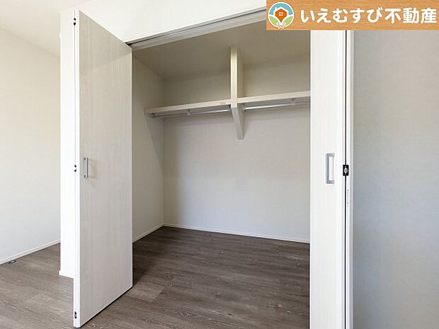 各部屋に収納あります！荷物が多い子育て世代や、趣味道具の多い方にもうれしいですね♪　