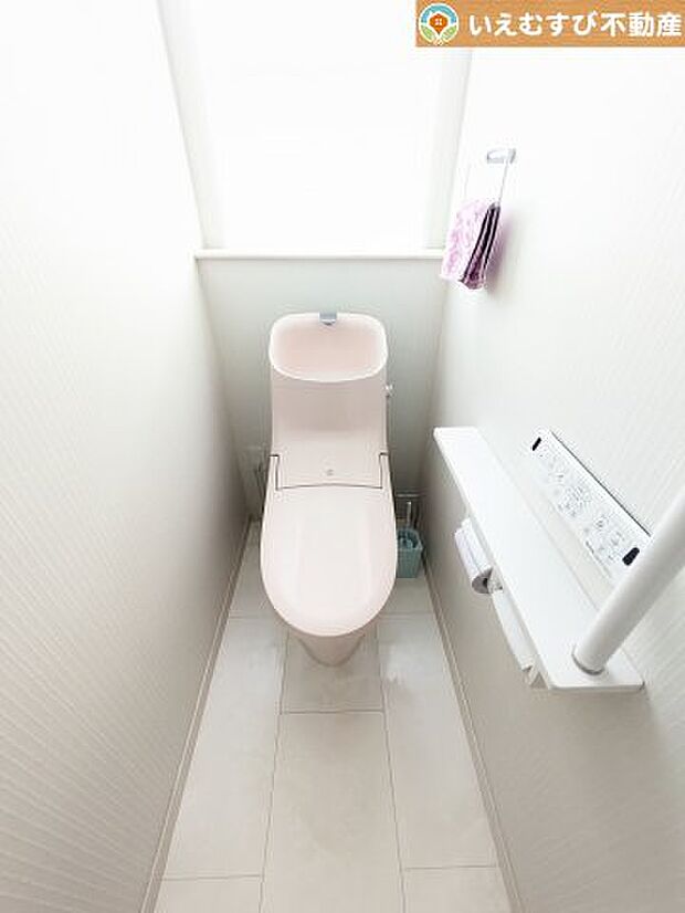 シンプルで清潔感のあるトイレ　窓付きで明るく、お掃除しやすいシンプルな空間♪