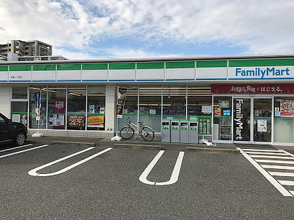 画像22:【コンビニエンスストア】ファミリーマート 松島一丁目店まで359ｍ