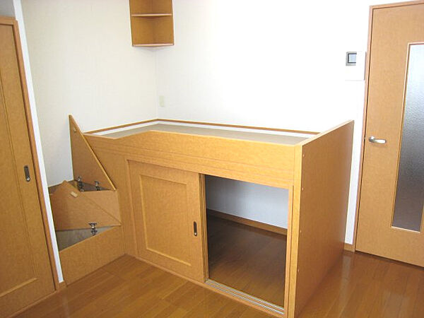 画像5:造り付ベットは、就寝スペースとしてもご利用できます。 下は収納スペースになっています。