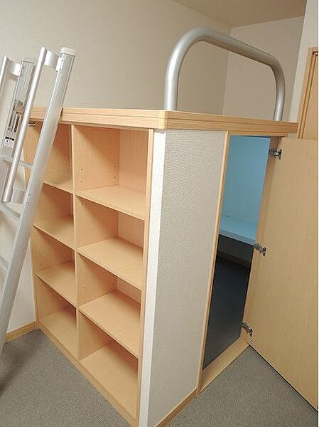 画像15:同タイプ室内・造り付けベッドには収納スペースが豊富にあります。