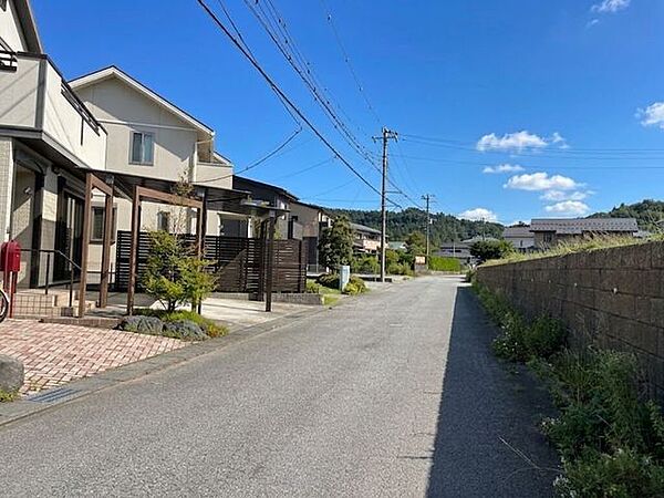 前面道路 幅員6ｍ すれ違いも余裕の道幅です