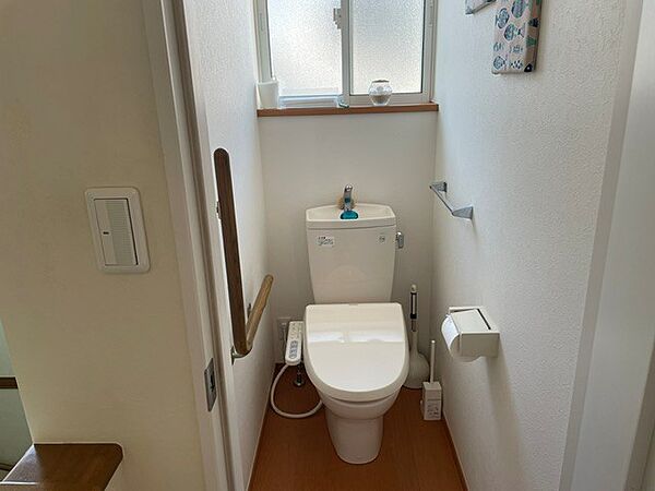 トイレは２か所。２階のトイレですが、窓があるので明るいです。