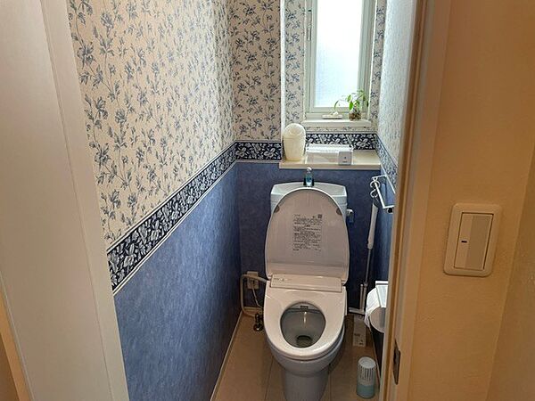 １階のトイレですが、ドアを開けるとウォシュレットが自動で開きました。