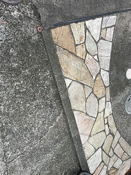 駐車場前はタイルとピンで境をしっかり確認できます。