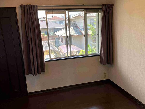 2階洋室です。2面に窓があり明るいです。