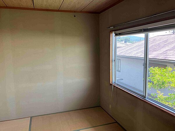 2階和室です。窓は大きく緑の木々がきれいに見えます。