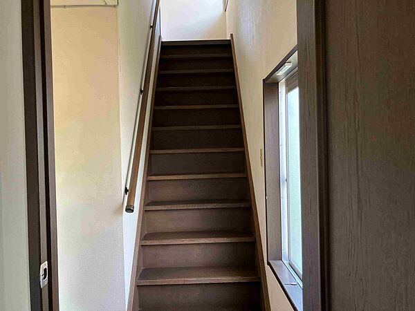 階段下と、上がったところにも窓があり風通しもよく開放感もあります。