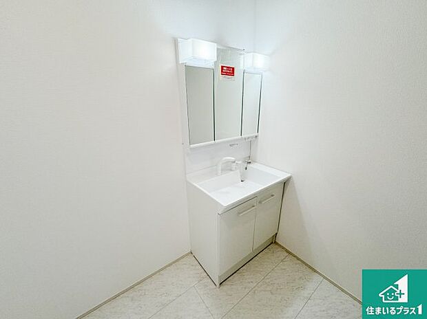 清潔感のある洗面台です。フラットな鏡は掃除がしやすく毎日清潔！鏡裏には収納があるのでスッキリとした洗面台が保てます。