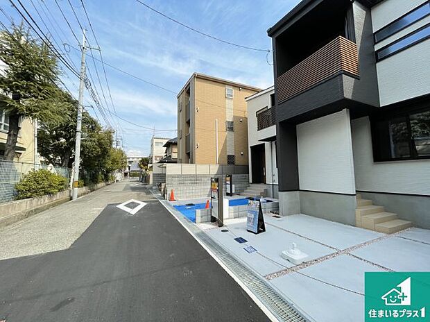 周辺は閑静な住宅街！前面道路広々で車の出し入れも便利です。駐車が苦手な方でも安心して車庫入れできます！