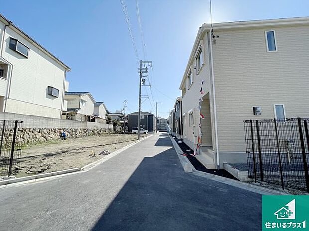 周辺は閑静な住宅街！前面道路広々で車の出し入れも便利です。駐車が苦手な方でも安心して車庫入れできます！