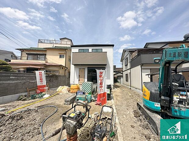 周辺は落ち着いた街並みの住宅地！子育てがしやすい住環境です！まだ未完成ですが、現地でしかわからない事もございます。是非一度ご覧ください。