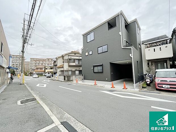 周辺は閑静な住宅街！前面道路広々で車の出し入れも便利です。駐車が苦手な方でも安心して車庫入れできます！