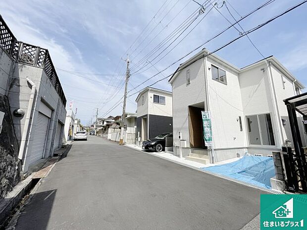 周辺は閑静な住宅街！前面道路広々で車の出し入れも便利です。駐車が苦手な方でも安心して車庫入れできます！