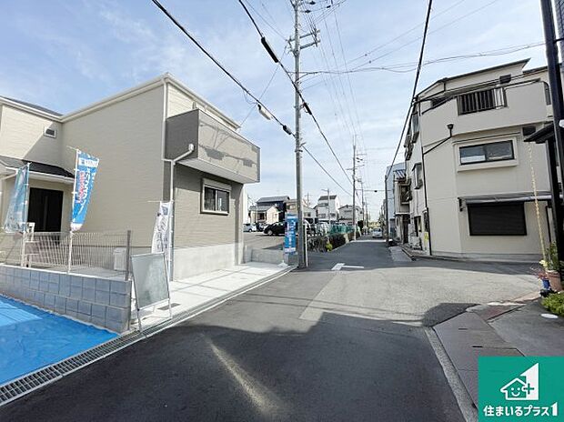 周辺は閑静な住宅街！前面道路広々で車の出し入れも便利です。駐車が苦手な方でも安心して車庫入れできます！