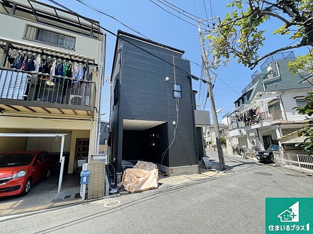 周辺は落ち着いた街並みの住宅地！子育てがしやすい住環境です！まだ未完成ですが、現地でしかわからない事もございます。是非一度ご覧ください。