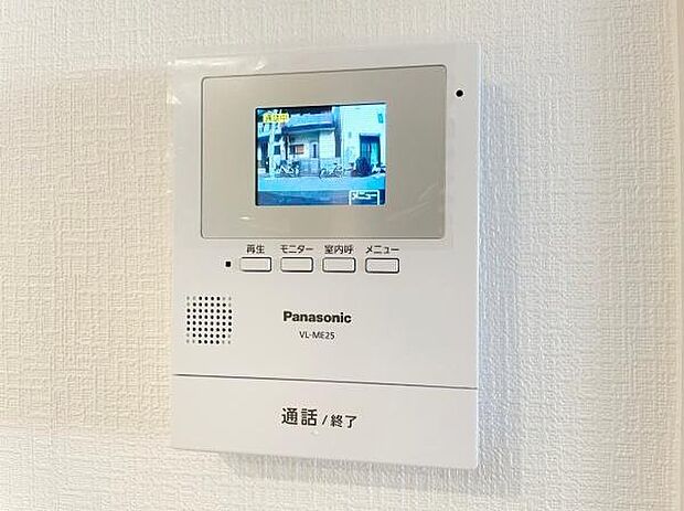 カラーモニターインターホン！声だけでなく来訪者の姿や顔がモニターで確認できるので、小さなお子様がいらっしゃるご家庭でも安心できます！　