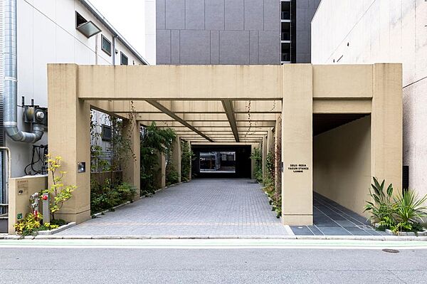 周囲の環境にやさしく寄り添う、穏やかで品のある外観。長く愛着を持って住まえる、心地よい住環境です。