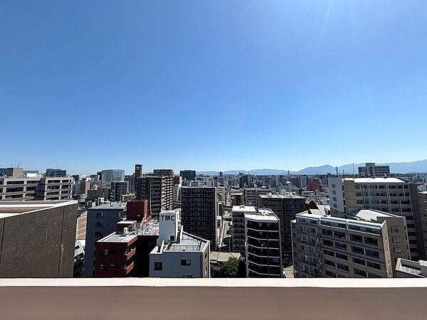 高層の魅力と、都会のエネルギーを感じられる特別な住空間。夜景の美しさを毎日お楽しみいただけます。